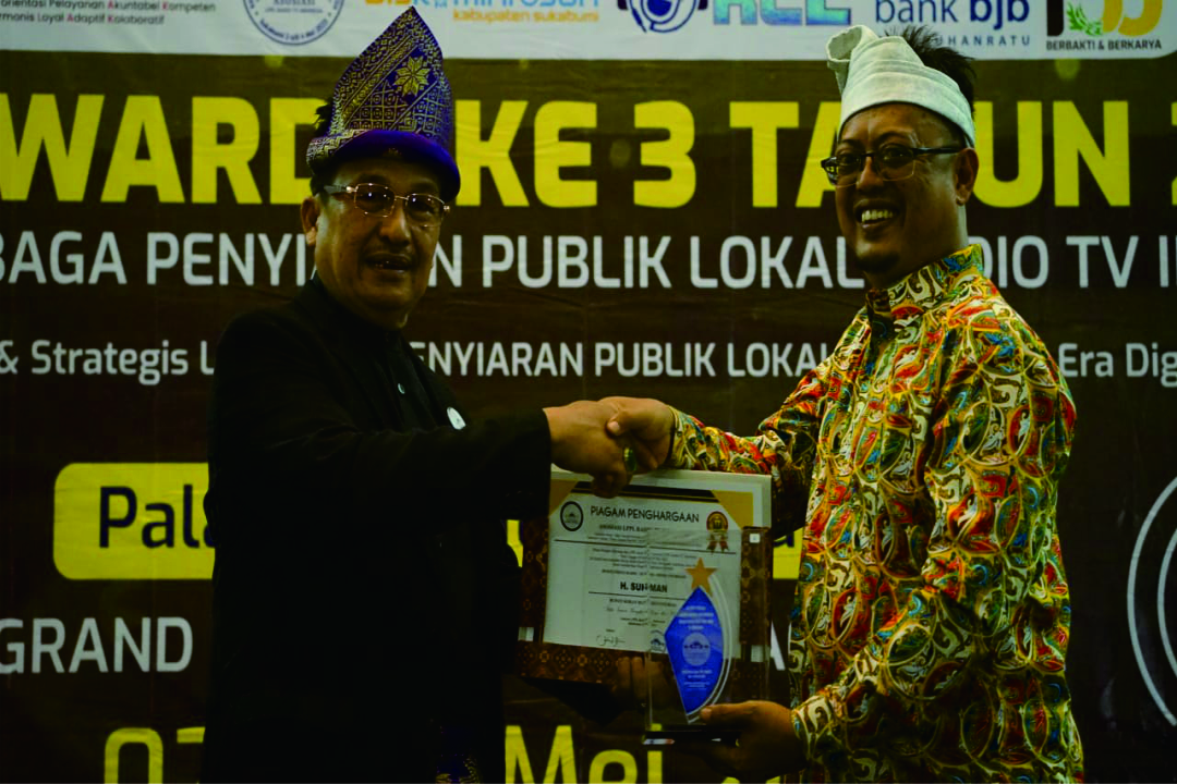 Bupati Sukiman Terima Penghargaan Bupati Peduli Radio Media Informasi pada Rakornas dan LPPL Award Ke III Tahun 2023